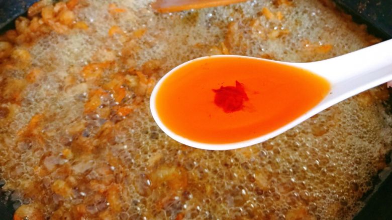 虾仁菜脯,最后淋入2汤匙辣椒<a style='color:red;display:inline-block;' href='/shicai/ 4965'>红油</a>，或是换成辣椒也可以。不喜欢辣的话，这步省略。