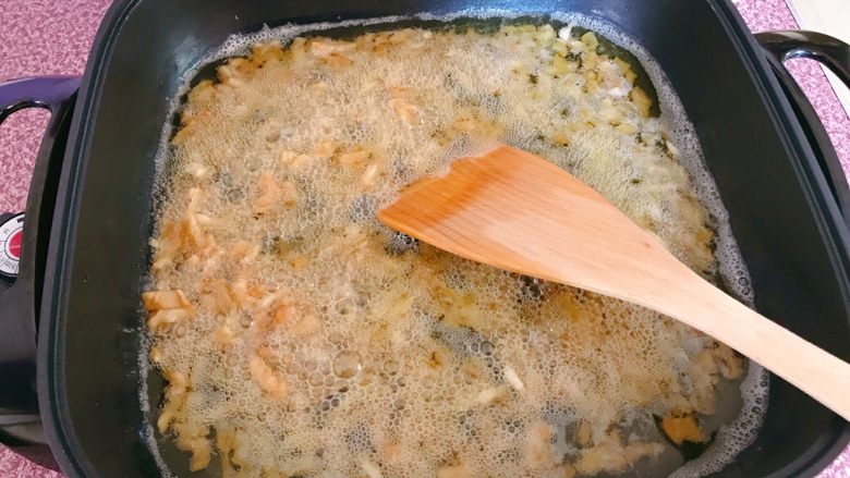 虾仁菜脯,锅内热油，放入菜脯。油要记得放多点。翻炒几下。