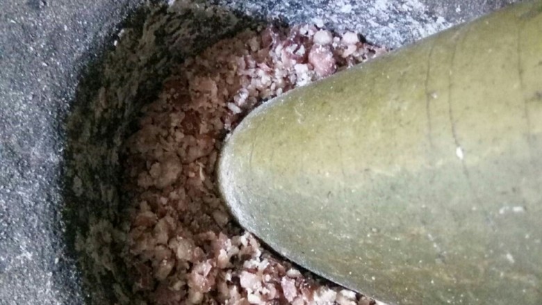 纯手工自制红豆沙,用盅钵盅烂红豆。
