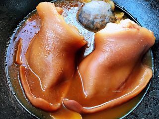 卤猪耳,煮至汤汁剩一半时转中小火煮10分钟汤汁浓稠时即可出锅享用