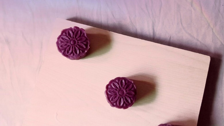 纯手工自制红豆沙,做的红豆沙馅紫薯月饼。