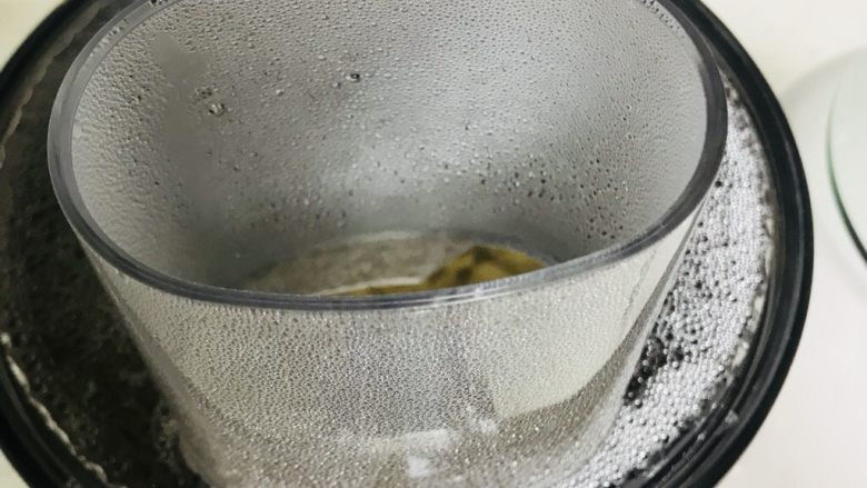 美味肉松,温馨提示：这口 一定不要盖上  热加热过程的水蒸气喷出 如果你盖上锅盖 水蒸气 会低落锅中 影响肉松制作时间