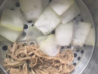 金针菇冬瓜,冬瓜变的通透可以出锅