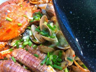 家庭版海鲜大咖,锅里烧些热油，浇到葱花和海鲜上即可