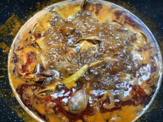 家庭版海鲜大咖,放入花蛤煮至开口，捞出来放入大盘里