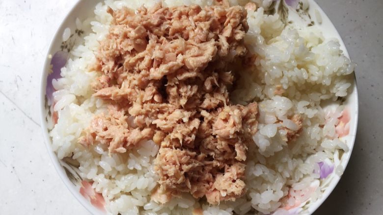 快手日式金枪鱼饭团,碾碎的鱼肉倒在拌匀寿司醋的米饭上