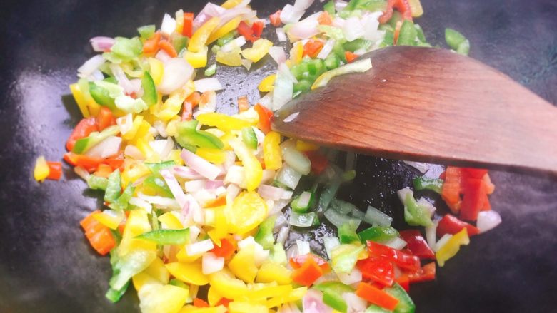 午餐肉鲜虾彩椒披萨,把彩椒和洋葱用油炒一下断生撒少许盐出锅。