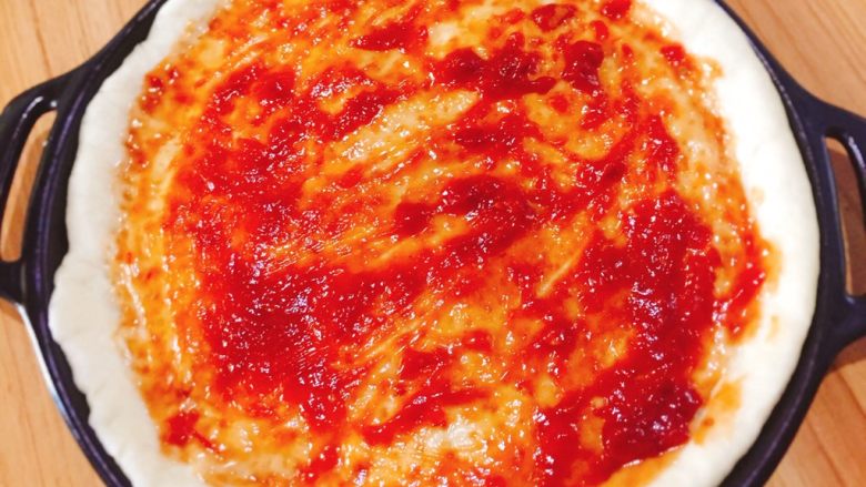 午餐肉鲜虾彩椒披萨,均匀的刷上一层