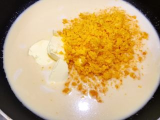 一起来啃螃蟹吧——金沙奶黄月饼,加入黄油和咸蛋黄碎，最小火开始炒馅儿，炒几分钟就会慢慢凝固
