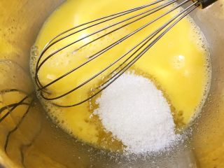 一起来啃螃蟹吧——金沙奶黄月饼,盆里打入鸡蛋（搅散后取一小勺出来，再配一小勺清水，用来刷表面）打入白糖搅拌均匀