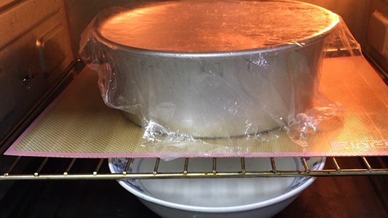 全麦红豆吐司,烤箱发酵档，底部放热水发酵60分钟。