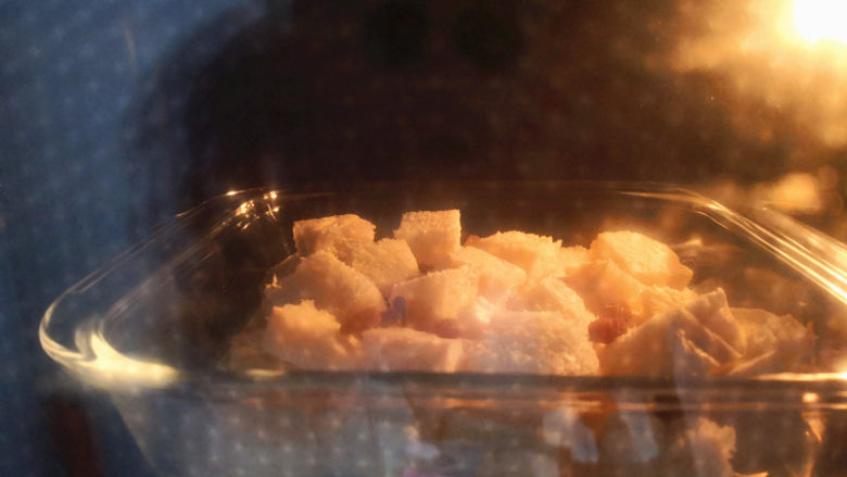 吐司鸡蛋布丁,烤箱预热，上下火，180度，烤15分钟。