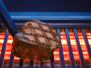 澳洲原汁烤牛排,待牛排机预热好后，将牛排放进去烤制。将牛排顺着条纹呈斜角放置，便可烤出漂亮的花纹。