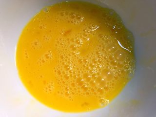 韭菜盒子,3个鸡蛋打成蛋液