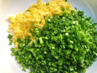韭菜盒子,鸡蛋晾凉倒入碗里，放入韭菜