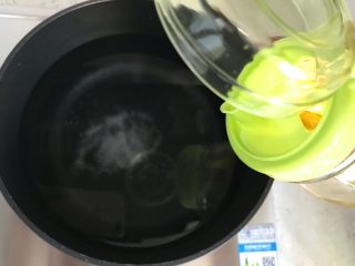 香菇海米西蓝花,锅内煮适量清水，加一小勺细盐，滴几滴食用油