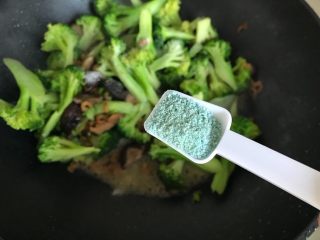 香菇海米西蓝花,加一小勺蔬之鲜（鸡精），翻炒均匀，即可