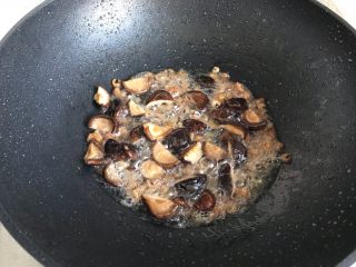 香菇海米西蓝花,翻炒30秒