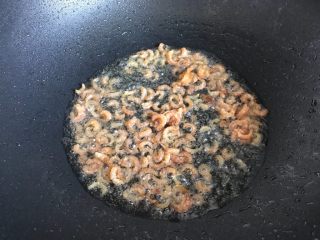 香菇海米西蓝花,待锅内油七分热时，下海米，煸炒至海米变色
