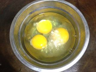 韭菜鸡蛋炒粉丝,鸡蛋加少许白胡椒粉、食盐打散