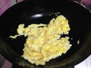 韭菜鸡蛋炒粉丝,炒锅放油烧热，倒入鸡蛋液划散成蛋碎盛出备用