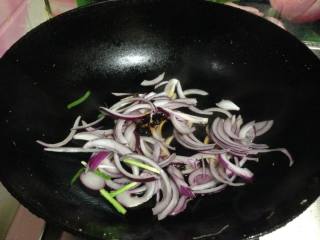 韭菜鸡蛋炒粉丝,热锅凉油倒入洋葱丝和辣豆豉，炒散炒匀，炒出香味