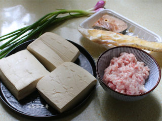 鱼香蒸酿豆腐,　备好食材、选用肥瘦相间的五花肉做馅料比较油润，口感好