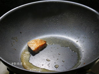 鱼香蒸酿豆腐,煎锅里倒入少许食用油，把马鲛鱼冲洗一下，煎成两面焦黄色
