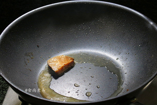 鱼香蒸酿豆腐,煎锅里倒入少许食用油，把马鲛鱼冲洗一下，煎成两面焦黄色