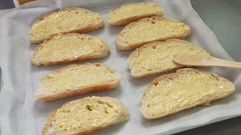 蒜香面包,均匀的抹上一层黄油