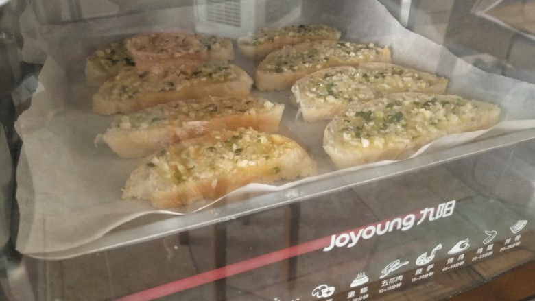蒜香面包,放入预热好的烤箱中，170°中层上下温烤五分钟