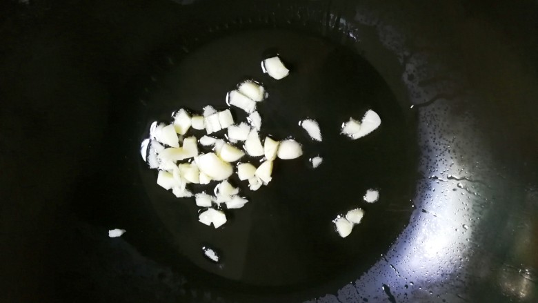 金蒜荷兰豆,热锅凉油放入蒜粒