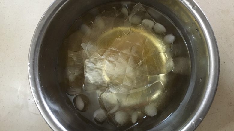 简单Q弹的椰子冻,将吉利丁片放入冰水中泡软
