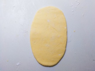 南瓜荷叶饼,取一个面剂子幹成椭圆形