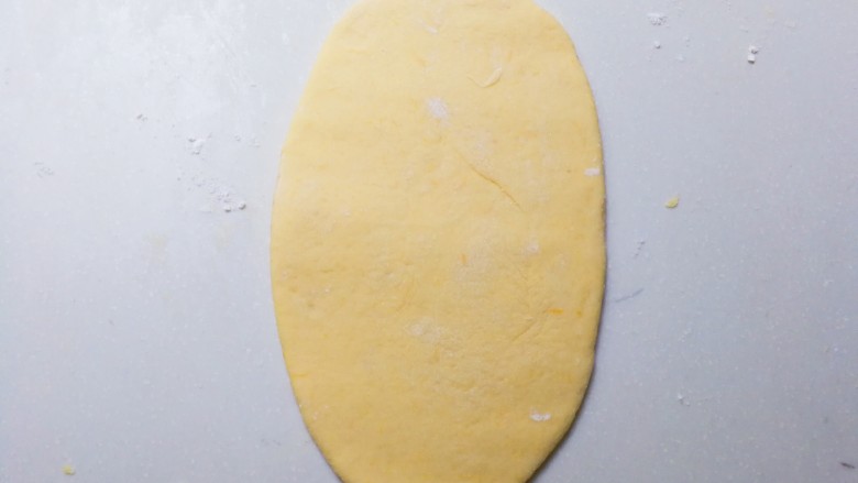 南瓜荷叶饼,取一个面剂子幹成椭圆形