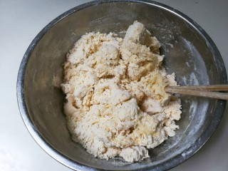 南瓜荷叶饼,用筷子搅拌成絮状