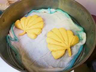 南瓜荷叶饼,放入蒸锅醒发二十分钟，表面湿润就开始冷水一起蒸二十分钟，焖三分钟