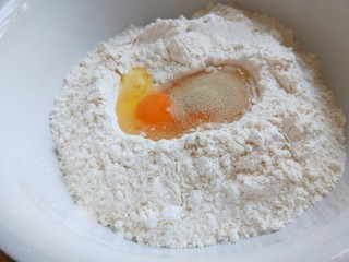 新文美食  猪肉白菜包子,面粉加入两个鸡蛋。三克酵母。