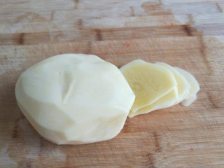 新文美食  椒香胡萝卜土豆丝,土豆去皮切薄片。