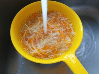 新文美食  椒香胡萝卜土豆丝,捞出来马上过凉水。