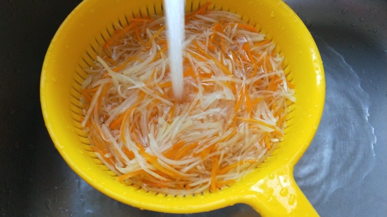 新文美食  椒香胡萝卜土豆丝,捞出来马上过凉水。