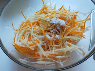 新文美食  椒香胡萝卜土豆丝,搅拌均匀即可食用。