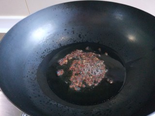 新文美食  椒香胡萝卜土豆丝,锅中倒入适量油烧热，炸香花椒。