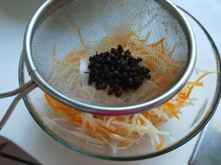 新文美食  椒香胡萝卜土豆丝,用漏勺过去花椒。