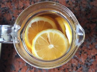 柠檬冰红茶,加入白糖搅拌均匀，再放入柠檬片，蜂蜜