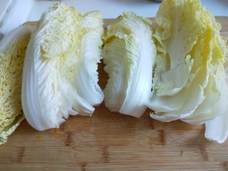 新文美食  猪肉白菜包子,大白菜切成根部，白菜帮清水洗干净。