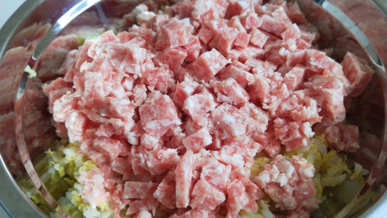 新文美食  猪肉白菜包子,白菜馅放入盆中，猪肉馅放入盆中。
