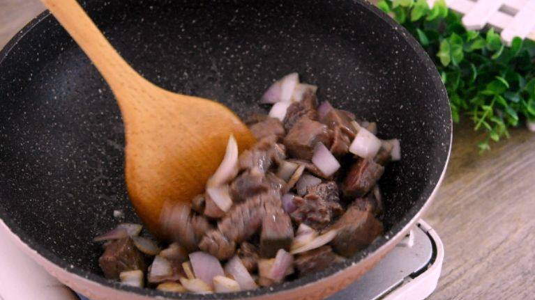 好吃到不可思议的黑椒蒜子牛肉粒,将腌制好的牛肉放入锅中翻炒