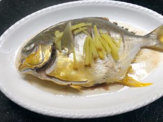 清蒸金鲳鱼,鱼蒸好取出，倒掉鱼盘里蒸出来的汤汁
