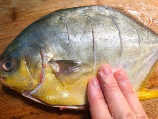 清蒸金鲳鱼,倒1g盐到鱼身上，用手抹均匀